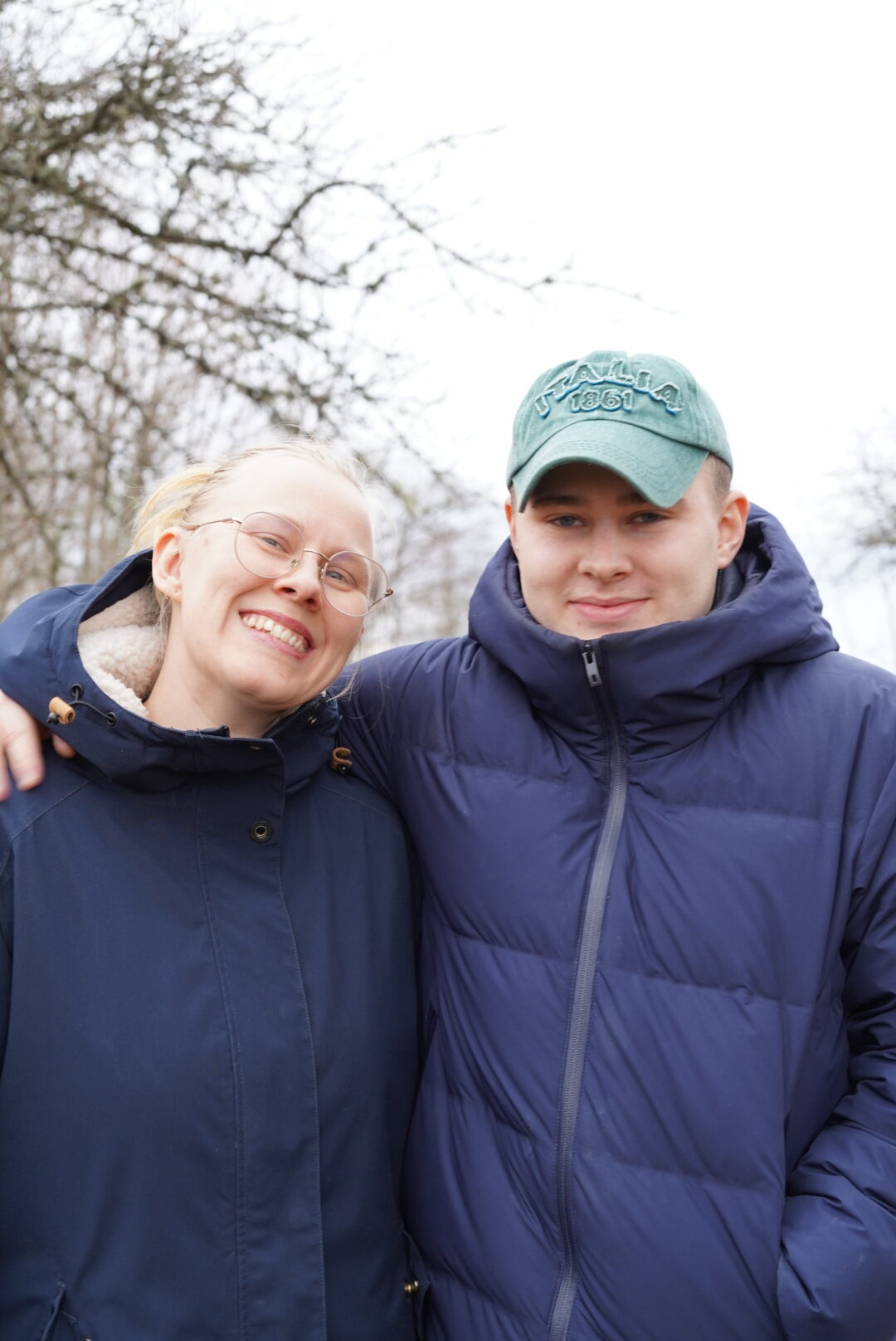 Ida och Oskar Hörsing, fårn Pinwin, står tillsammans och ler in i kameran.