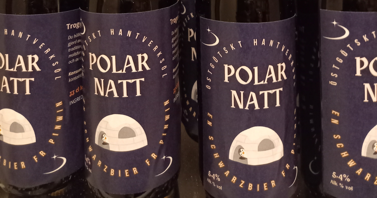 Närbild på en rad flaskor öl med en etikett som det står "polarnatt" på.