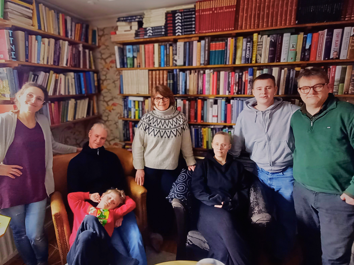 En bild på våra styrelsemedlemmar som står framför en bokhylla och ser in i kameran. Från vänster: Linda, Marthin, (Felix,) Maritha, Ida, Oskar och Joakim. Emilia är inte med på bilden.